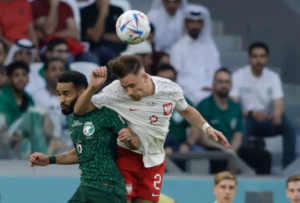 كوارث تحكمية بمباراة السعودية وبولندا