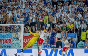 تشيزني حارس بولندا يكشف عن أسباب خسارته لـ رهان مع ميسي