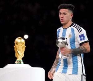 تقرير برتغالي يصرح بتفوق مانشستر يونايتد على ليفربول في ضم اللاعب إنزو فيرنانديز