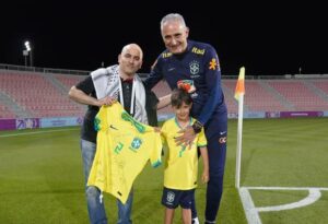 تيتي يلتقي أخيراً بالمشجع الفلسطيني الذي قام بالبحث عنه خلال الأيام الماضية