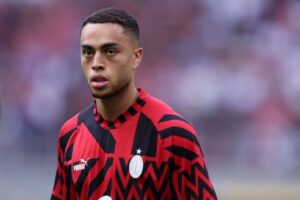 ميلان سيعيد ديست لبرشلونة ولن يشتري عقده