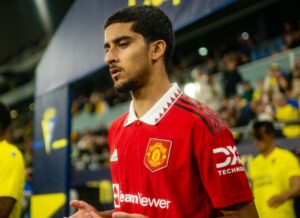 موقف العراقي زيدان إقبال من الاستمرار مع مانشستر يونايتد