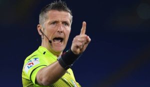 الحكم الإيطالي دانييلي أورساتو يقود مباراة باريس سان جيرمان وبوروسيا دورتموند في دوري أبطال أوروبا